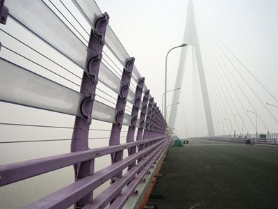 Hangzhou_Bay_Bridge_Windshields_3