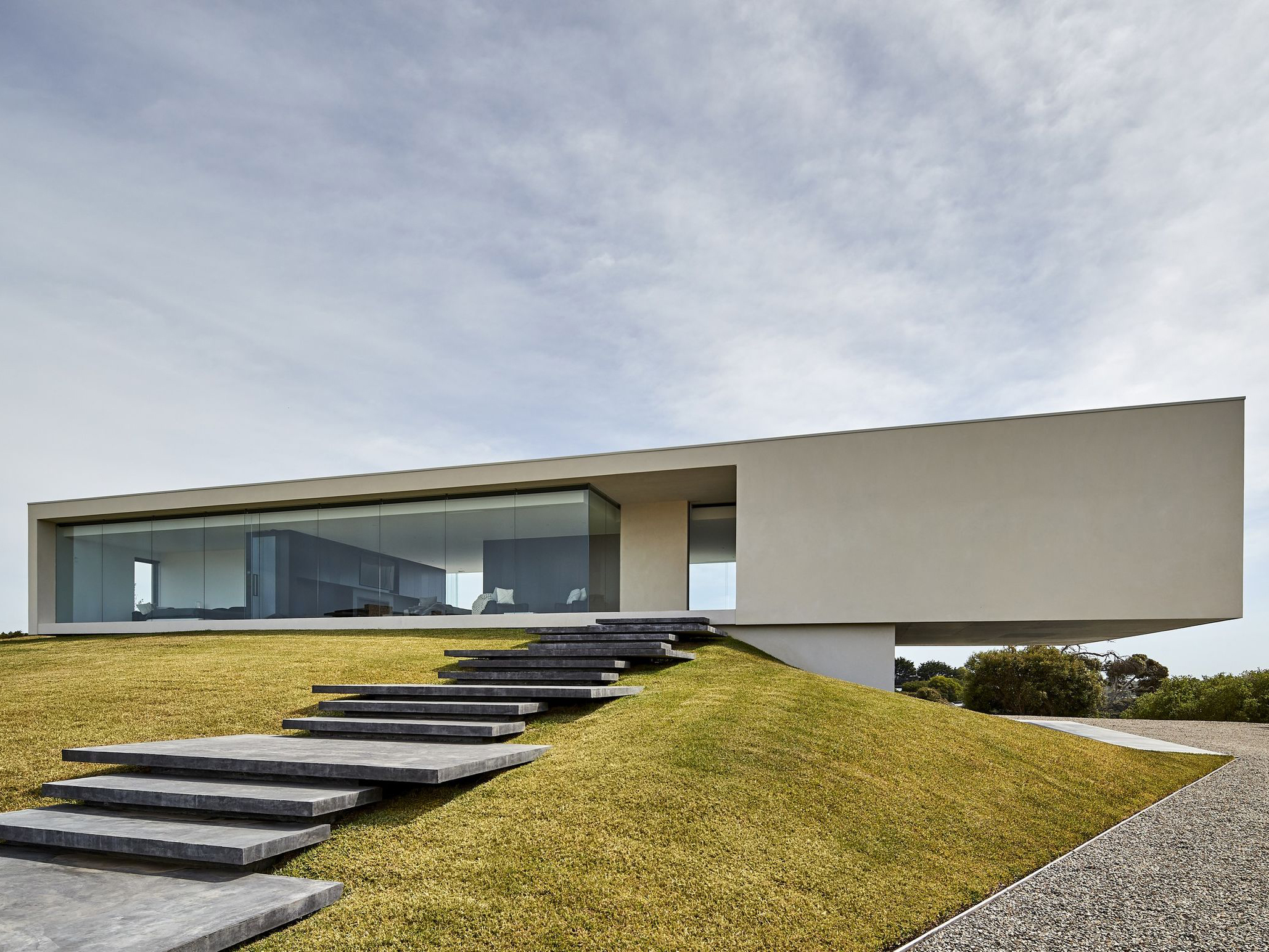 Spectacular Views In A Minimalist Cantilevered Home | Architecture & Design