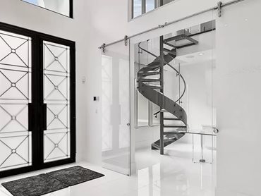 The staircase railing is made of Glasshape’s signature TemperShield low iron, bent and toughened 12mm glass 