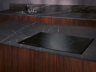 The cooktop has two bridge zones, which allow you to join cooking areas together to fit large pots 