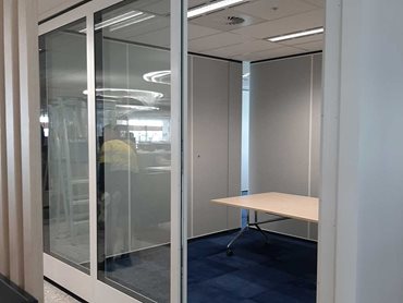 Bildspec installed four glass acoustic partition walls to separate a large meeting space 