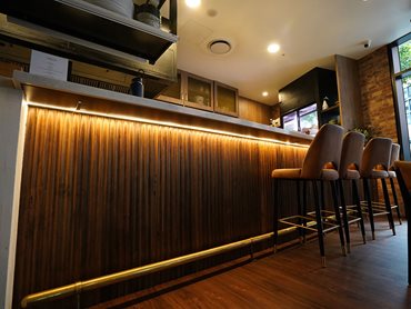 Porta’s Cirque profile provides the fluid, smooth lines that gives Social Eating House + Bar its distinctive character