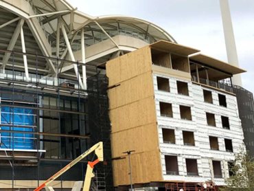 The Oval Hotel is built onto the facade of the Adelaide Oval stadium 