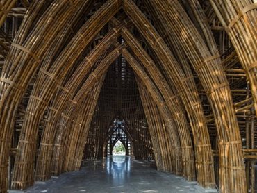 The arched pathway throughout the whole structure connects the inside and outside spaces