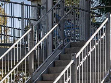 The engineers increased safety with a 1400mm balustrade bolted into the steel structure and supporting an offset continuous grab rail