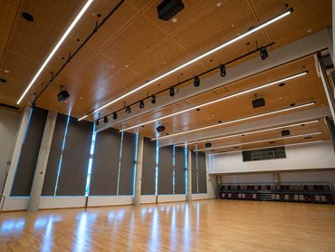 In the multipurpose hall, SUPACOUSTIC panelling creates an aesthetic appearance, while reducing echo and reverberation
