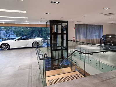 Linea Showroom Lifts