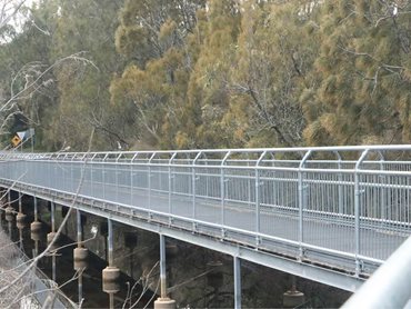 For this shared public path, safety was a top priority, leading to the selection of Bikesafe barriers 