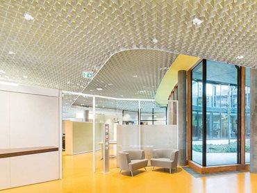 The metal ceiling has a dynamic, airy and uniform appearance