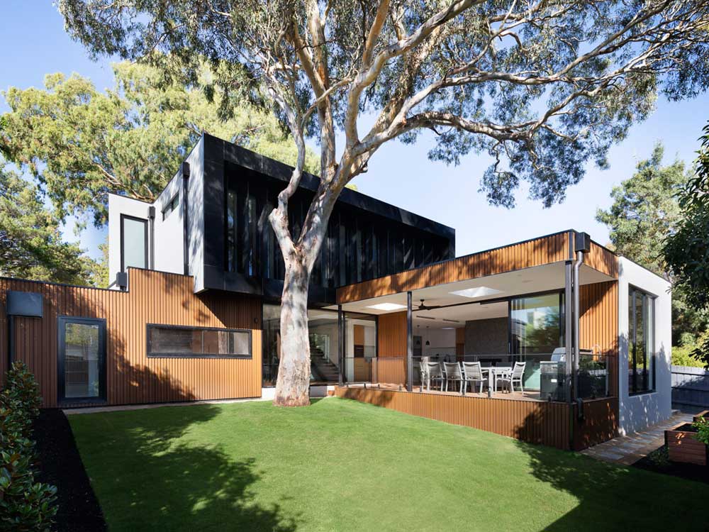 Timber look cladding adds to stunning finish on new home | Architecture ...