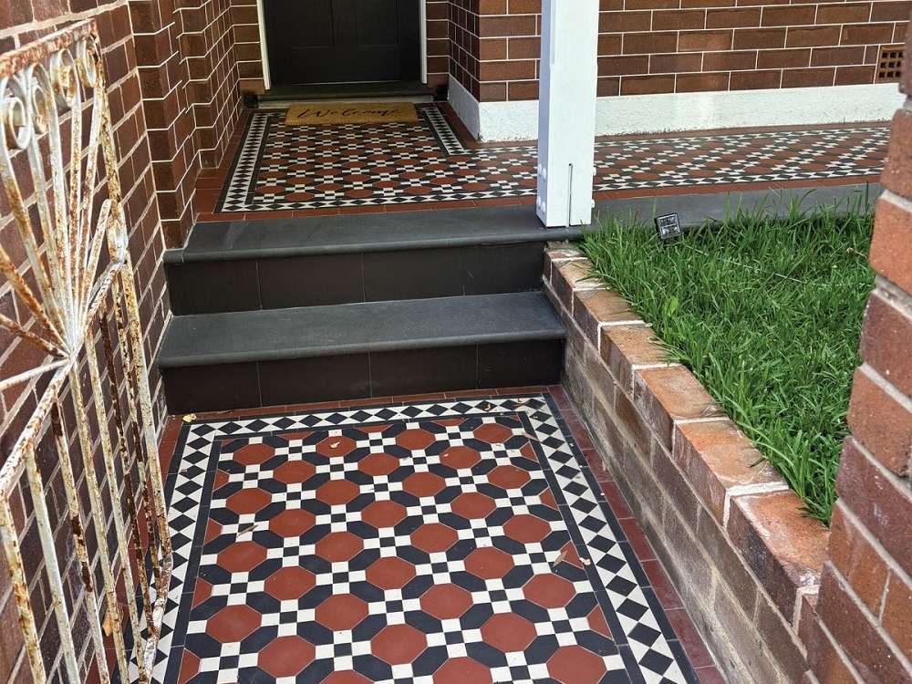 Nottingham tessellated pattern tiles with a Norwood border, in colours red, black, and white