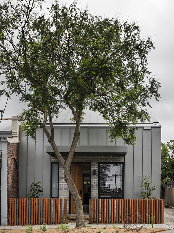 The house is composed of two masses arranged in tandem along the depth of the site, while presenting as a single mass to the street. The two masses are separated by a courtyard, which allows natural light into the centre of the house and down to the basement.