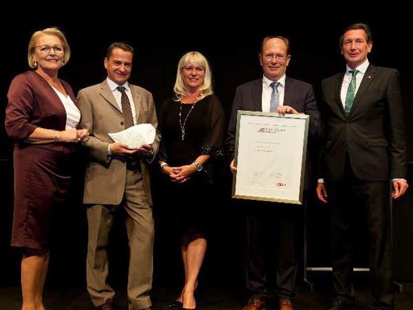 Christoph Leitl presents the Global Player Award 2017 to Managing Director Gerhard E. Blum (2nd f.r.) and Gerhard Kleinsasser (Head of R &amp; D, 2nd f.l.) (Photo by Blum)
