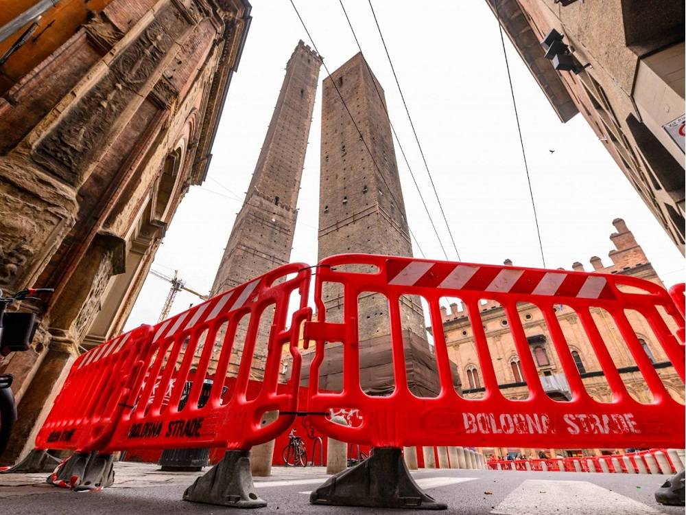 Bologna’s Leaning Tower Cordoned Off Amid Fears Of Collapse ...